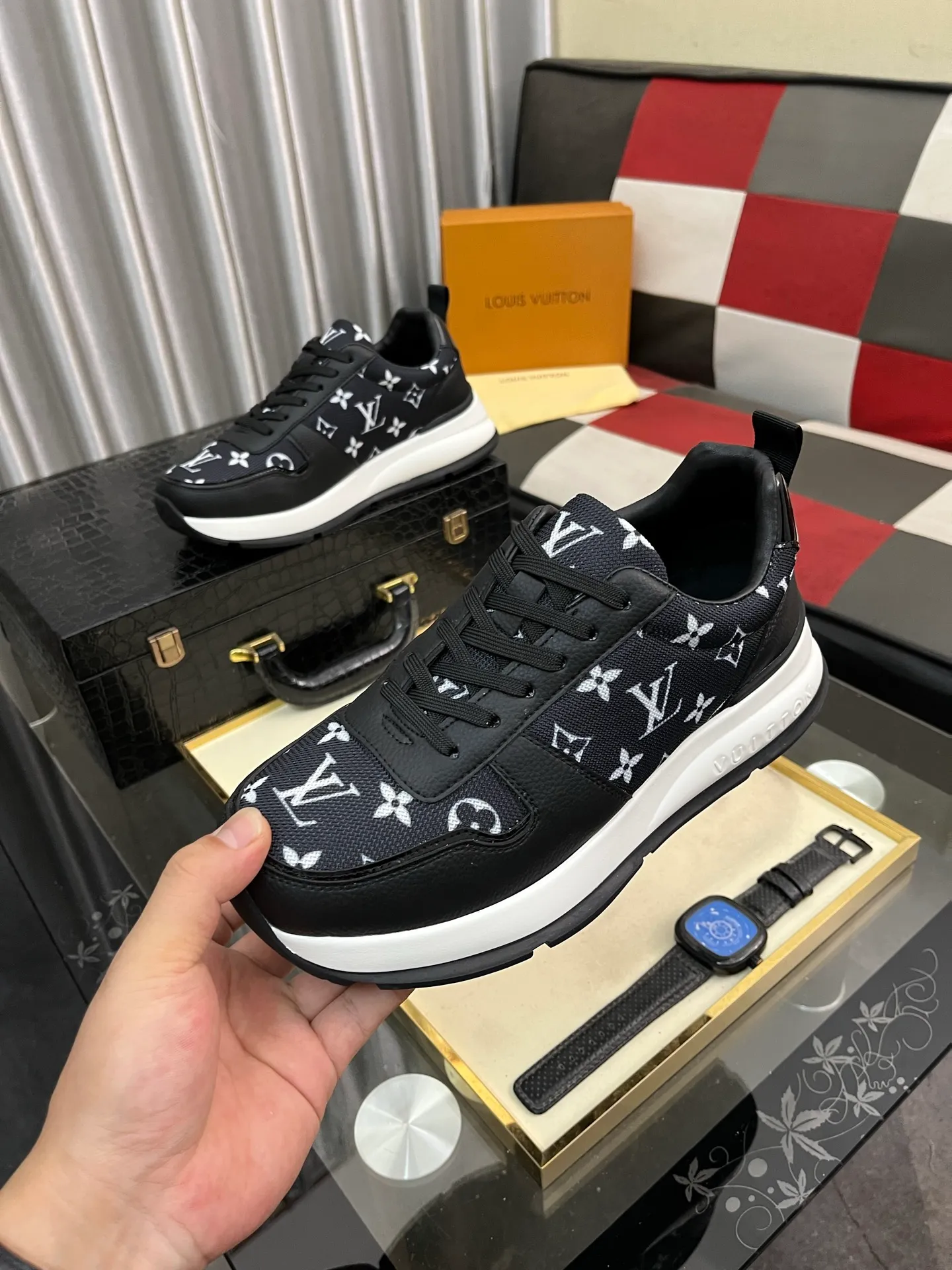 Men's men's shoes💰458⌚️⌚️ Loui* Vuitto* - Louis ** donkey's new color men's trainer sneakers, this LV Trainer sneaker is made of calfskin and breathable mesh, showing pure colors, the #54 logo on the back traces the brand's birth in 1854, the designer's handwritten brand logo embellishes one side, virgil Designed by abloh himself, it is a very commemorative sneaker. The new LV Louis Vuitton loui* vuitto* trainer sneaker low casual sports culture versatile basketball sneaker. Size: 38-444️⃣Colors available